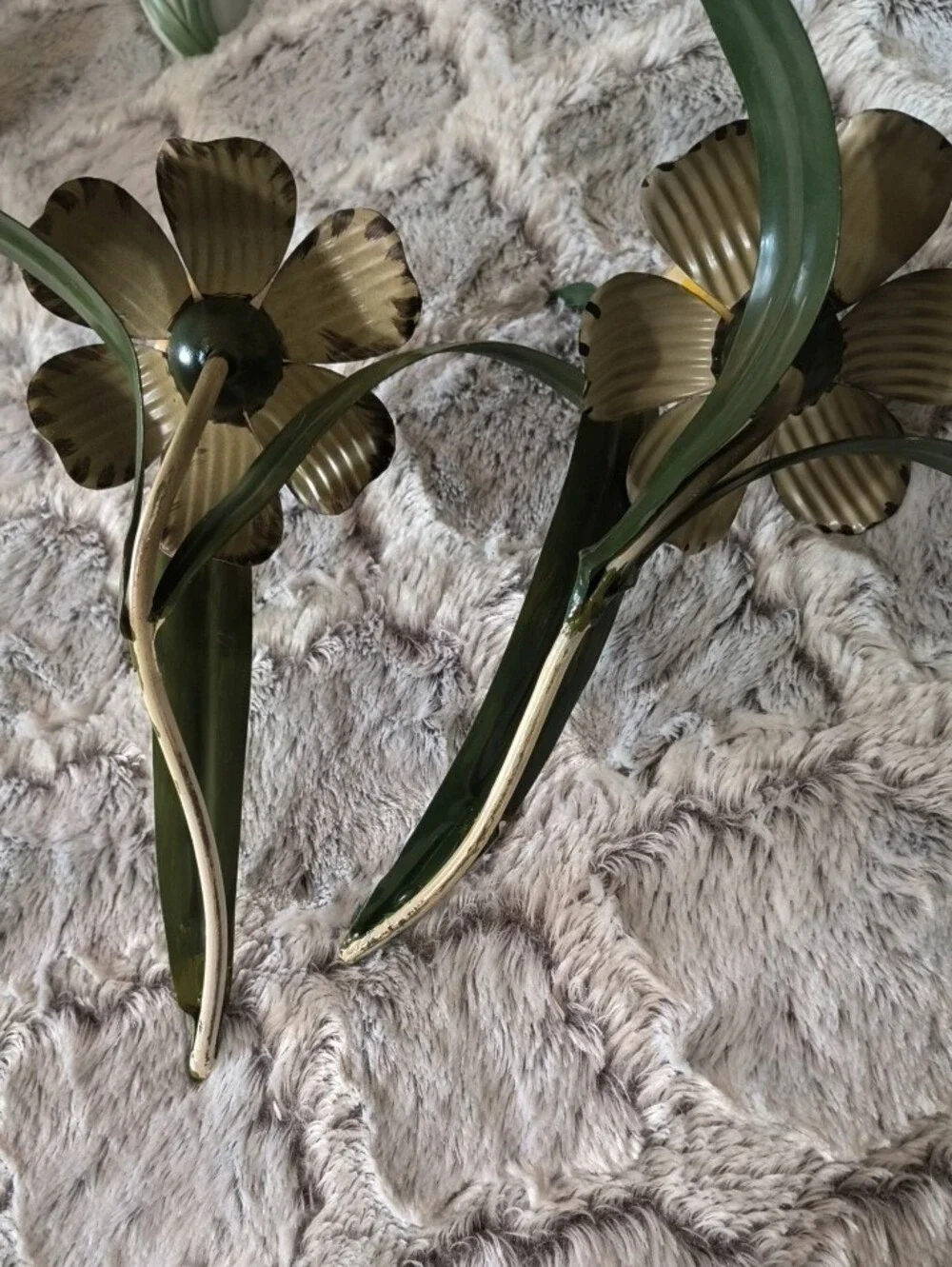 Metal Daffodil Flower Candle Holder Set in Olive Green and Gold